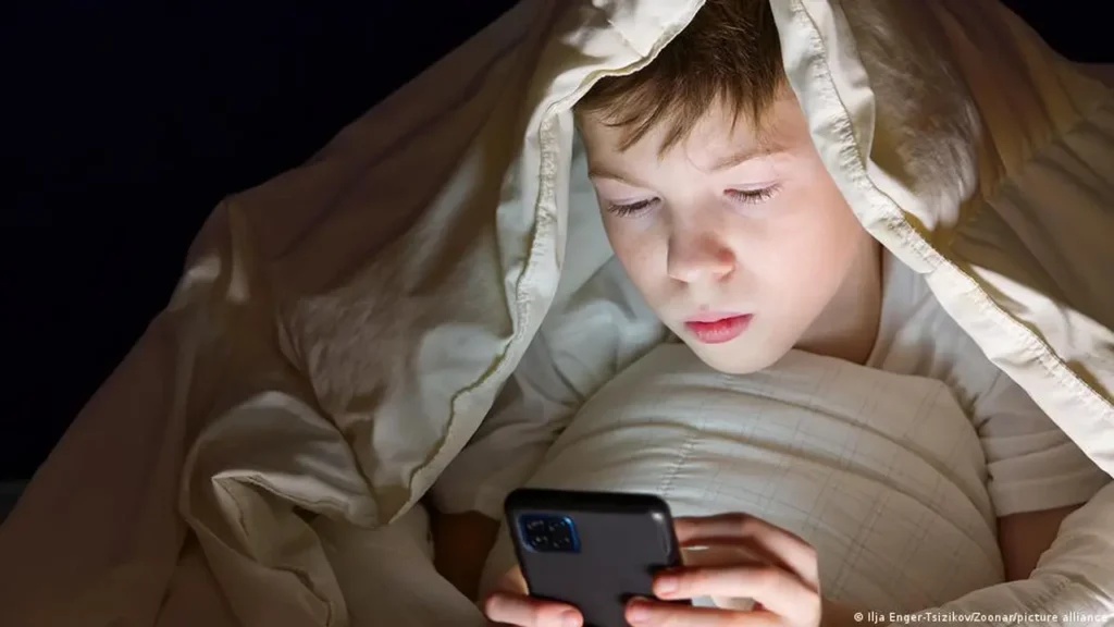 البرلمان الألماني يتحرك.. خطة أوروبية وشيكة لحظر منصات التواصل الاجتماعي للقصر